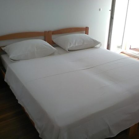 Apartments Zvonimir,Place By The Sea Mirca  Bagian luar foto