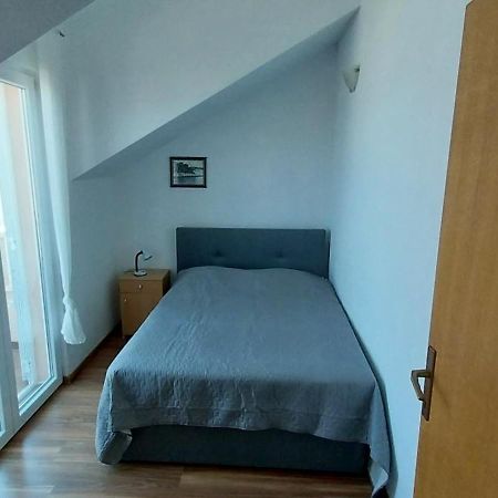 Apartments Zvonimir,Place By The Sea Mirca  Bagian luar foto