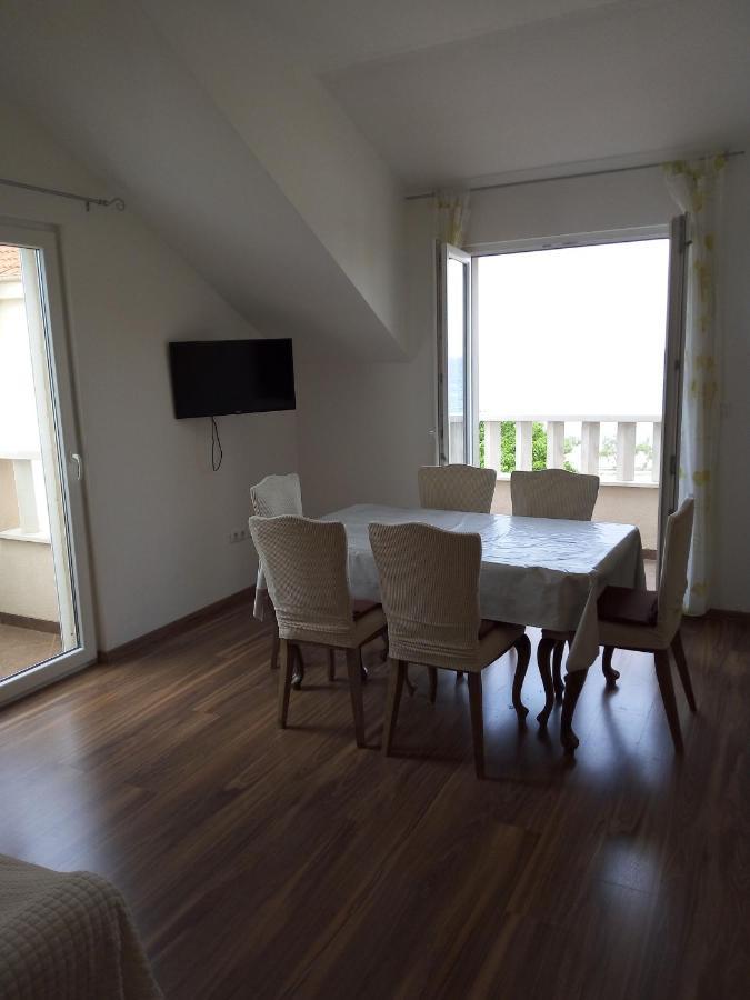 Apartments Zvonimir,Place By The Sea Mirca  Bagian luar foto