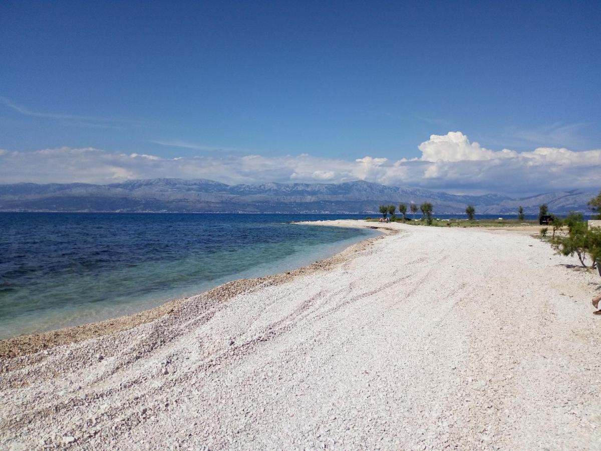 Apartments Zvonimir,Place By The Sea Mirca  Bagian luar foto