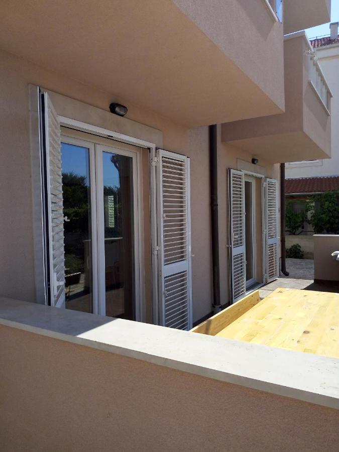 Apartments Zvonimir,Place By The Sea Mirca  Bagian luar foto