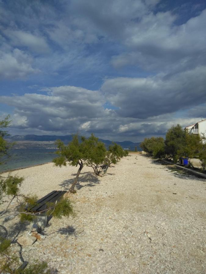 Apartments Zvonimir,Place By The Sea Mirca  Bagian luar foto
