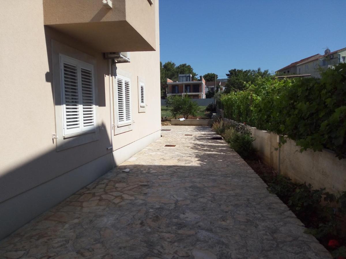Apartments Zvonimir,Place By The Sea Mirca  Bagian luar foto