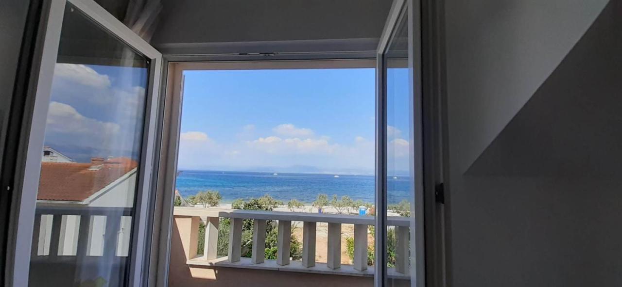 Apartments Zvonimir,Place By The Sea Mirca  Bagian luar foto