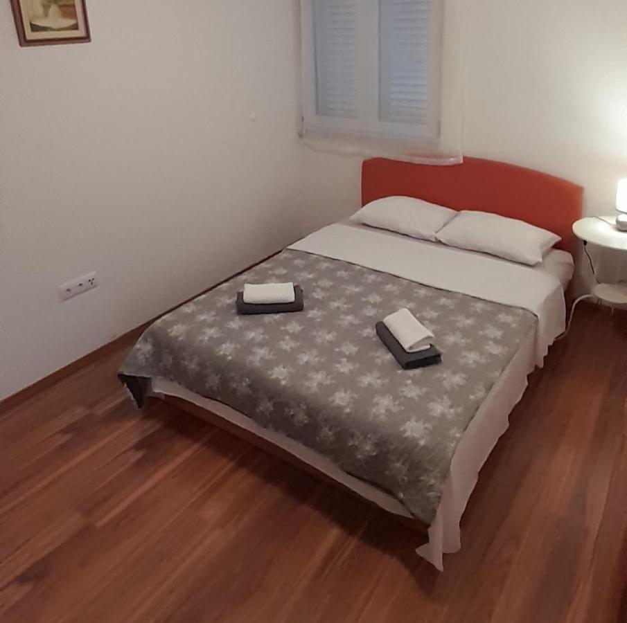 Apartments Zvonimir,Place By The Sea Mirca  Bagian luar foto