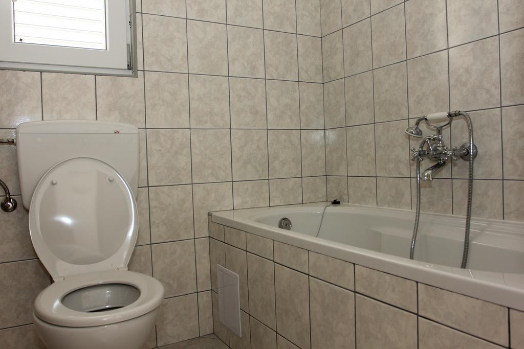 Apartments Zvonimir,Place By The Sea Mirca  Bagian luar foto