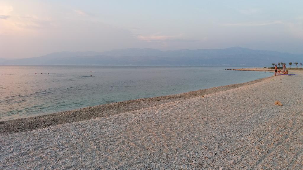 Apartments Zvonimir,Place By The Sea Mirca  Bagian luar foto