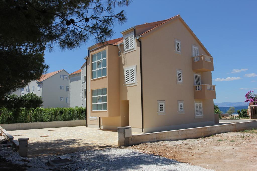 Apartments Zvonimir,Place By The Sea Mirca  Bagian luar foto