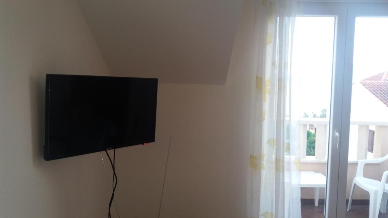 Apartments Zvonimir,Place By The Sea Mirca  Bagian luar foto