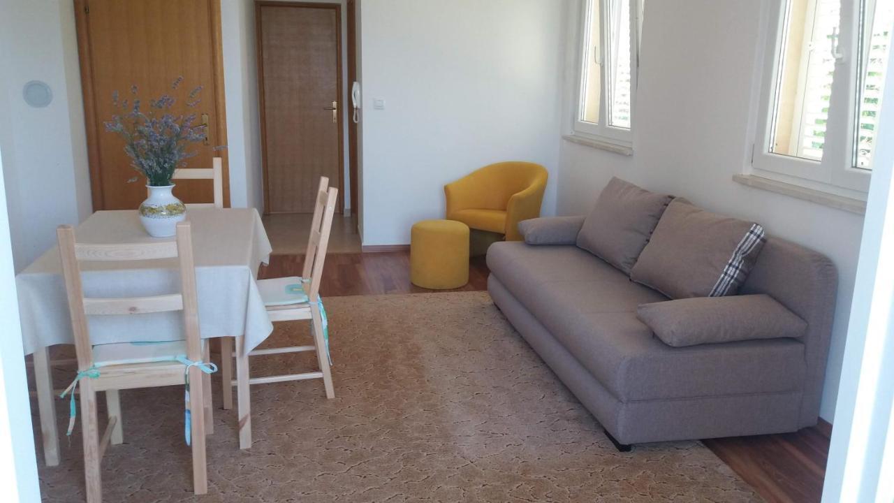 Apartments Zvonimir,Place By The Sea Mirca  Bagian luar foto