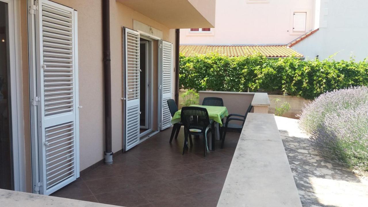 Apartments Zvonimir,Place By The Sea Mirca  Bagian luar foto