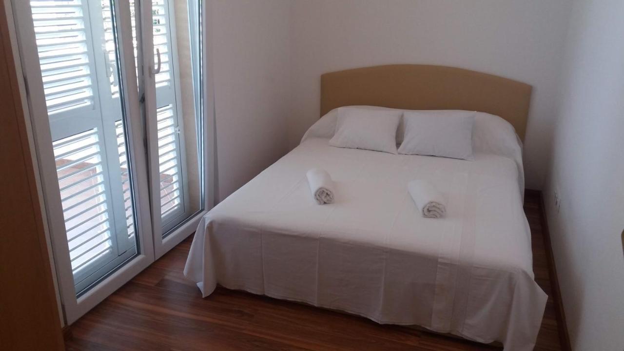 Apartments Zvonimir,Place By The Sea Mirca  Bagian luar foto