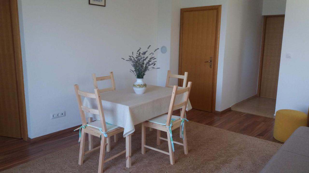 Apartments Zvonimir,Place By The Sea Mirca  Bagian luar foto